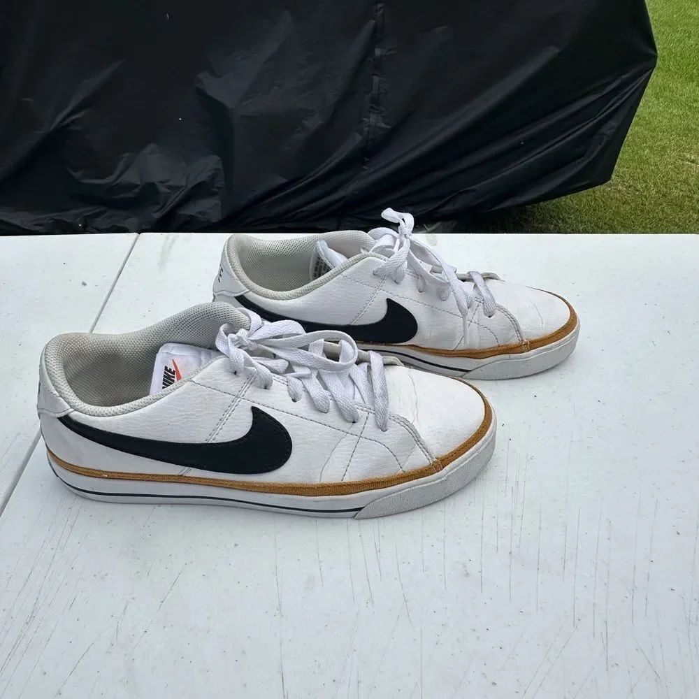 Nike White and Black Low-Top Sneakers